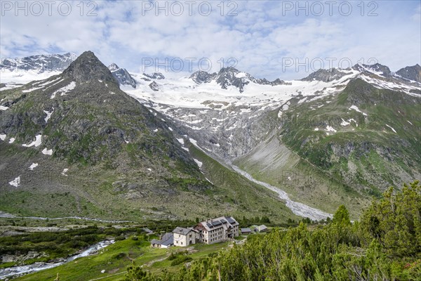 Picturesque mountain landscape, mountain hut Berliner Huette, mountain summit Steinmandl, summit Grosser Moeseler and glacier Waxeggkees and Hornkees, Berliner Hoehenweg, Zillertal Alps, Zillertal, Tyrol, Austria, Europe