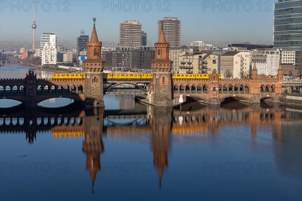 Oberbaum Bridge over the Spree, underground train BVG, city view Berlin, Friedrichshain-Kreuzberg, Berlin, Germany, Europe
