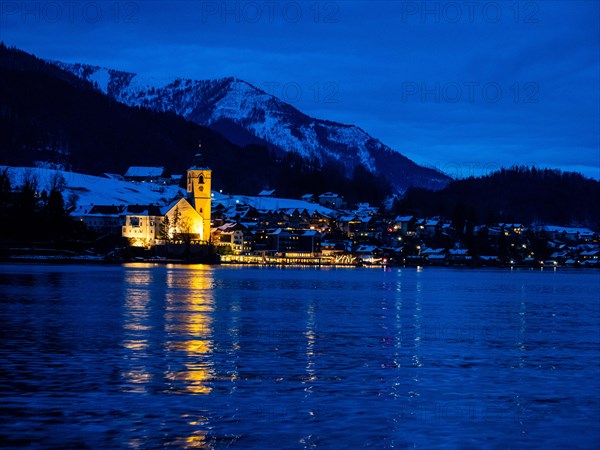 Winter mood, view over the Wolfgangsee, in the background St. Wolfgang am Wolfgangsee, blue hour, Salzkammergut, Upper Austria, Austria, Europe
