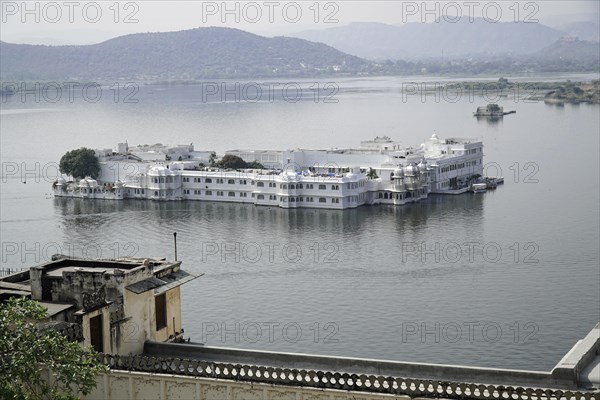 Lake Pichola with lake palace (Jag Niwas), Udaipur, Rajasthan, India, Asia