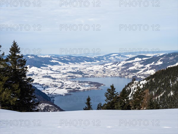 Winter atmosphere, snowy landscape, view from the Schafbergalm to the Mondsee, near St. Wolfgang, Salzkammergut, Upper Austria, Austria, Europe