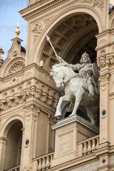 Schwerin Castle, front facade with equestrian statue of Prince Niklot in war armour with spear and shield on a powerful horse, artist: Christian Genschow, Schwerin, Mecklenburg-Vorpommern, Germany, Europe