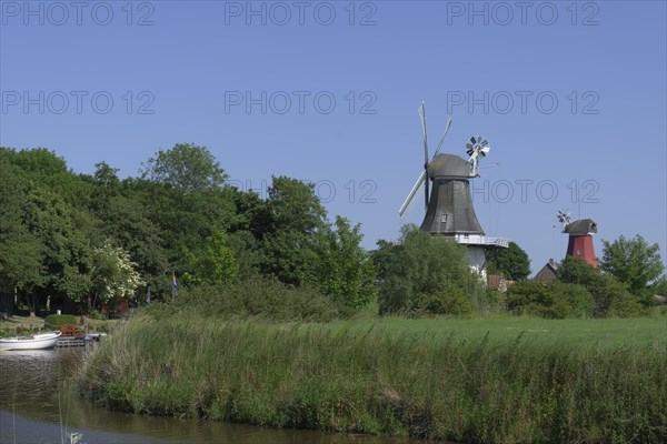 Twin mills in Krummhoern-Greetsiel, Gruene Muehle, Rote Muehle, Germany, Europe