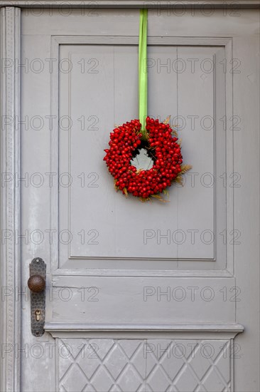 Door wreath on an old front door, Southern Palatinate, Rhineland-Palatinate, Germany, Europe