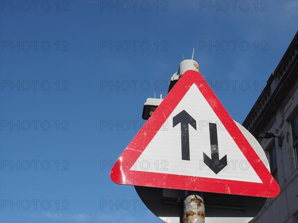 Two way traffic sign