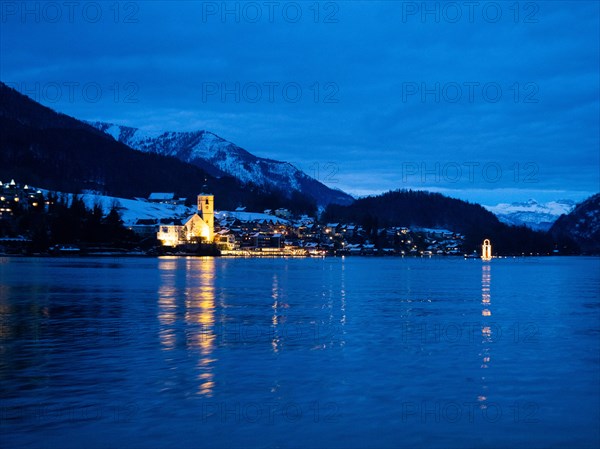 Winter mood, view over the Wolfgangsee, in the background St. Wolfgang am Wolfgangsee, blue hour, Salzkammergut, Upper Austria, Austria, Europe