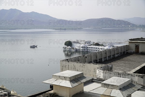 Lake Pichola with view of Lake Palace, Udaipur, Udaipur, Rajasthan, India, Asia