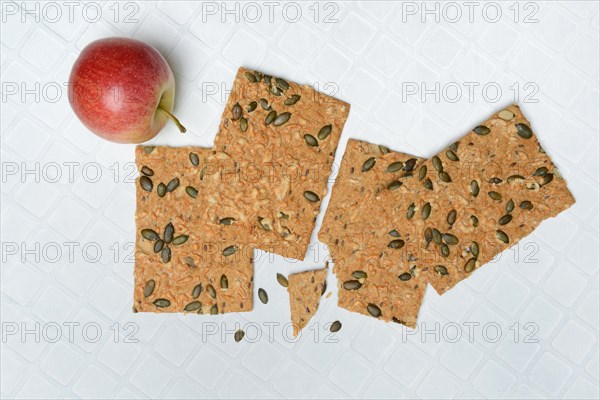 Crispbread with seeds and apple