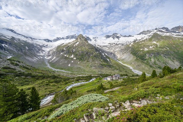 Picturesque mountain landscape, mountain hut Berliner Huette, mountain summit Steinmandl, summit Grosser Moeseler and glacier Waxeggkees and Hornkees, Berliner Hoehenweg, Zillertal Alps, Zillertal, Tyrol, Austria, Europe