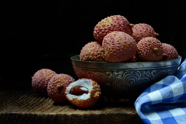 Lychee, lychees in peel