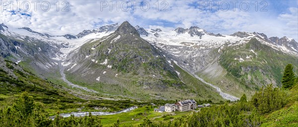 Picturesque mountain landscape, mountain hut Berliner Huette, mountain summit Steinmandl, summit Grosser Moeseler and glacier Waxeggkees and Hornkees, Berliner Hoehenweg, Zillertal Alps, Zillertal, Tyrol, Austria, Europe