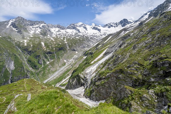 Picturesque mountain landscape with rocky mountains and glaciers, behind mountain peak Grosser Loeffler and Oestliche Floitenspitze with glacier Floitenkees, valley Floitengrund, Berliner Hoehenweg, Zillertal Alps, Tyrol, Austria, Europe