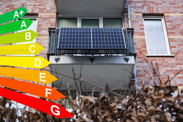 Balcony power station on an apartment block, diagram with energy efficiency classes for buildings in accordance with the GEG, Duesseldorf, Germany, energy efficiency, Europe