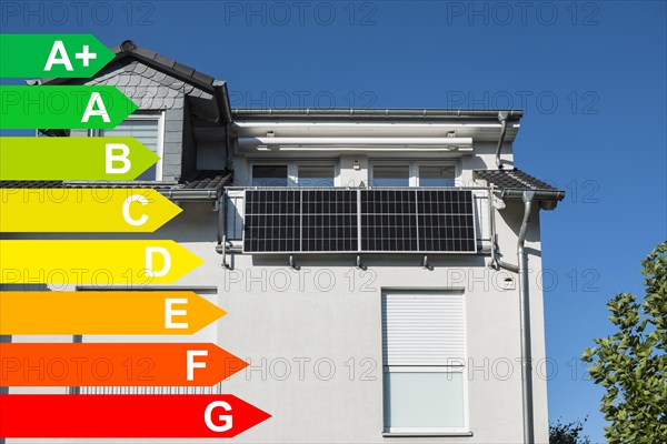 Solar panel on a balcony, graphic with energy efficiency classes for buildings according to the GEG, Monheim am Rhein, North Rhine-Westphalia, Germany, energy efficiency, Europe