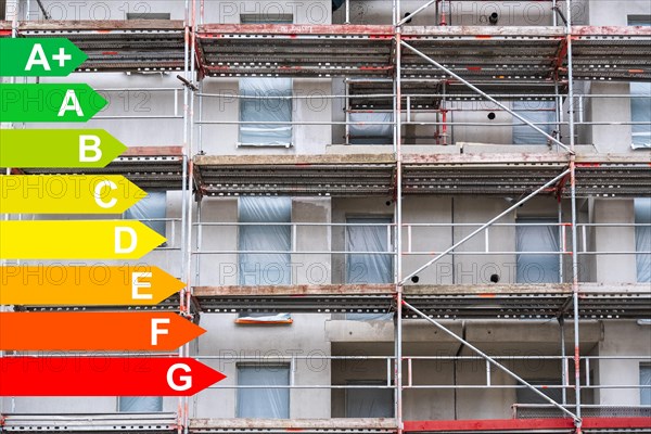 Scaffolding at the construction site of a new housing estate, graphic with energy efficiency classes for buildings in accordance with the GEG, Duesseldorf, Germany, energy efficiency, Europe