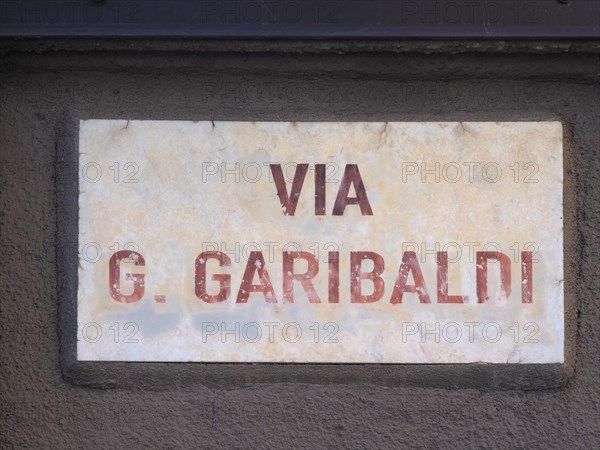 Via Giuseppe Garibaldi street sign