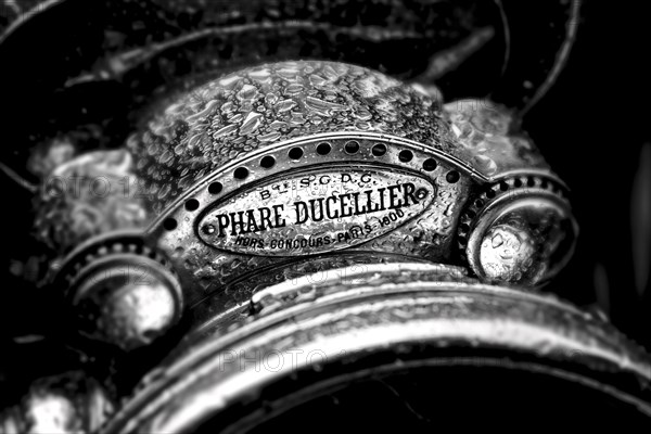 Phare Ducellier model 861 self-generating acetylene headlights Historic automobile classic car detail black and white