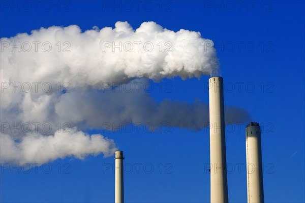 White smoking chimneys from the Nord cogeneration plant, waste to energy plant, Heizkraftwerk Nord, Munich, Bavaria, Germany, Europe