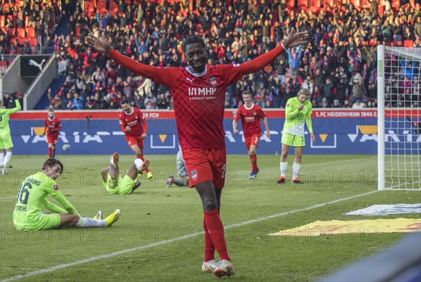 Football match, Omar TRAORE' cheers, he has just scored the 1 to 1 for 1.FC Heidenheim, Voith-Arena football stadium, Heidenheim