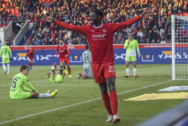 Football match, Omar TRAORE' cheers, he has just scored the 1 to 1 for 1.FC Heidenheim, Voith-Arena football stadium, Heidenheim
