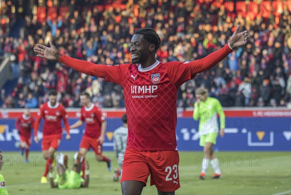 Football match, Omar TRAORE' cheers, he has just scored the 1 to 1 for 1.FC Heidenheim, Voith-Arena football stadium, Heidenheim