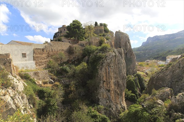 Hilltop castle and village, El Castell de Guadalest, Alicante province, Spain, Europe