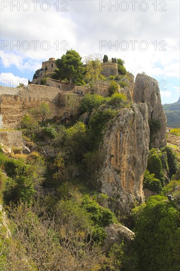 Hilltop castle and village, El Castell de Guadalest, Alicante province, Spain, Europe