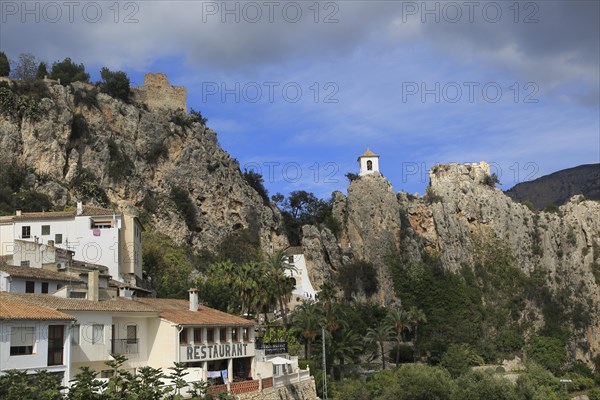 Hilltop castle and village, El Castell de Guadalest, Alicante province, Spain, Europe