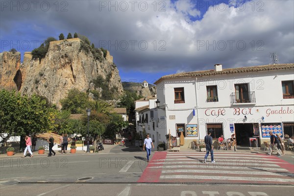 Hilltop castle and village, El Castell de Guadalest, Alicante province, Spain, Europe