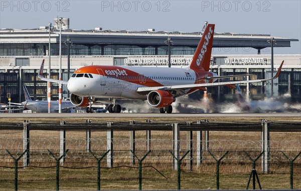 An easyJet Airbus takes off at BER Airport, Schönefeld, 28/03/2022