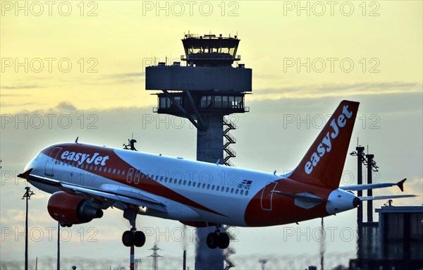 An easyJet Airbus lands at BER Airport, Schönefeld, 28/03/2022