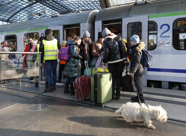 Refugees from Ukraine arrive at Berlin Central Station on a train from Poland, 10/03/2022