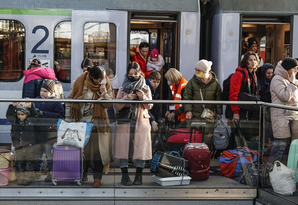 Refugees from Ukraine arrive at Berlin Central Station on a train from Poland, 10/03/2022
