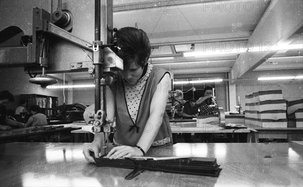 DEU, Germany, Dortmund: Personalities from politics, economy and culture from the years 1965-71. Textile industry Women's workplace ca. 1965, Europe