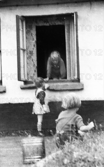 DEU, Germany, Dortmund: Personalities from politics, business and culture from the 50s Hanover.homeless shelter ca. 1956. poverty with children, Europe