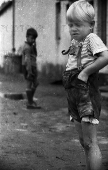 DEU, Germany, Dortmund: Personalities from politics, business and culture from the 50s Hanover.homeless shelter ca. 1956. poverty with children, Europe