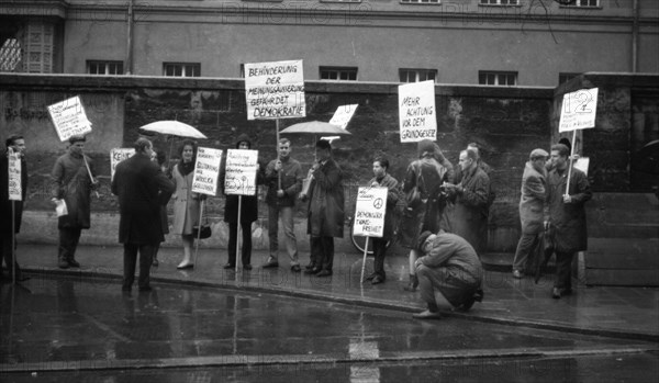DEU, Germany, Dortmund: Personalities from politics, business and culture from the years 1965-71. political scientist Andreas Buro, here with a small group of fellow campaigners, demonstrated in 1965 in favour of the right to demonstrate, Europe