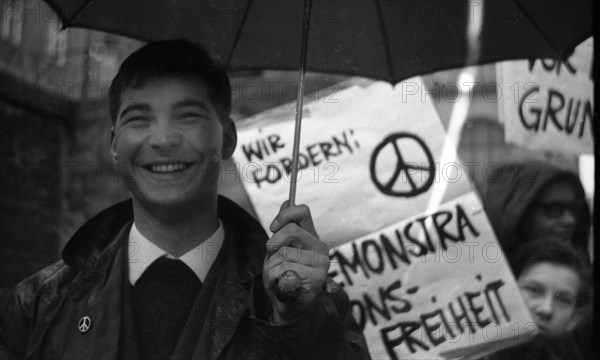 DEU, Germany, Dortmund: Personalities from politics, business and culture from the years 1965-71. political scientist Andreas Buro, here with a small group of fellow campaigners, demonstrated in 1965 in favour of the right to demonstrate, Europe