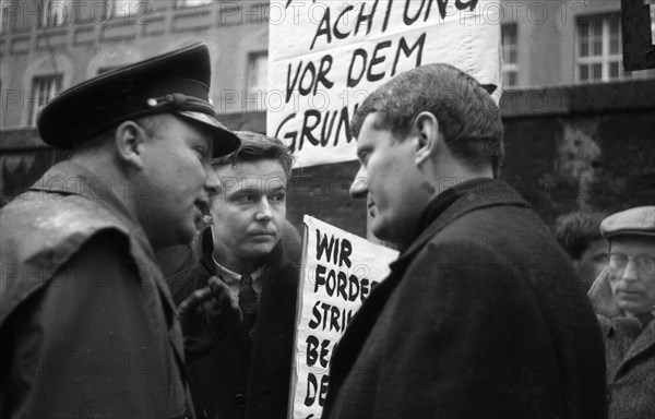 DEU, Germany, Dortmund: Personalities from politics, business and culture from the years 1965-71. political scientist Andreas Buro, here with a small group of fellow campaigners, demonstrated for the right to demonstrate in 1965, Europe