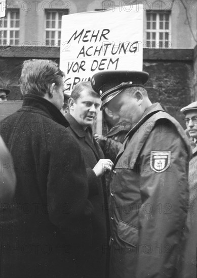 DEU, Germany, Dortmund: Personalities from politics, business and culture from the years 1965-71. political scientist Andreas Buro, here with a small group of fellow campaigners, demonstrated in 1965 in favour of the right to demonstrate .Buro (M.), Europe
