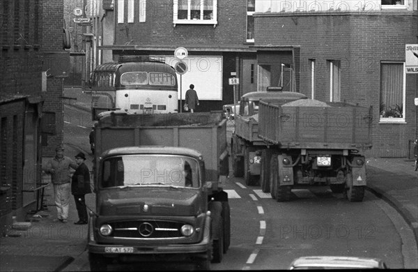 DEU, Germany, Dortmund: Personalities from politics, business and culture from the years 1965-71. Schermbeck. It was not only businesses and residents who were annoyed by the lorry and car traffic on the B 58 through their town in 1965. The massive nuisance triggered protests, especially because of the bottlenecks, Europe