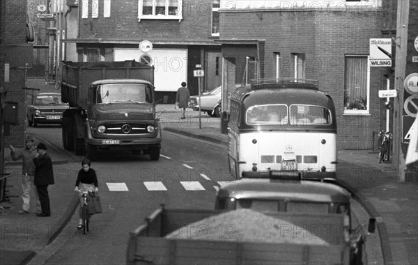 DEU, Germany, Dortmund: Personalities from politics, business and culture from the years 1965-71. Schermbeck. It was not only businesses and residents who were annoyed by the lorry and car traffic on the B 58 through their town in 1965. The massive nuisance triggered protests, especially because of the bottlenecks, Europe