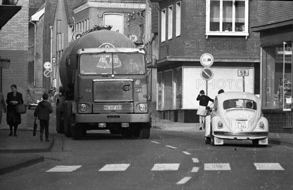 DEU, Germany, Dortmund: Personalities from politics, business and culture from the years 1965-71. Schermbeck. It was not only businesses and residents who were annoyed by the lorry and car traffic on the B 58 through their town in 1965. The massive nuisance triggered protests, especially because of the bottlenecks, Europe