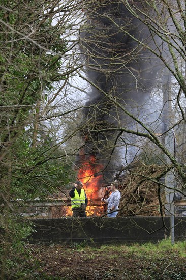 Farmers with tractors, craftsmen with vans and lorry drivers block the closed bridge Pont de l'iroise between Brest and Plougastel-Daoulas and burn car tyres, protest action for better pay and reduction of bureaucracy, department Finistere Penn-ar-Bed, Bretagne Breizh region, France, Europe