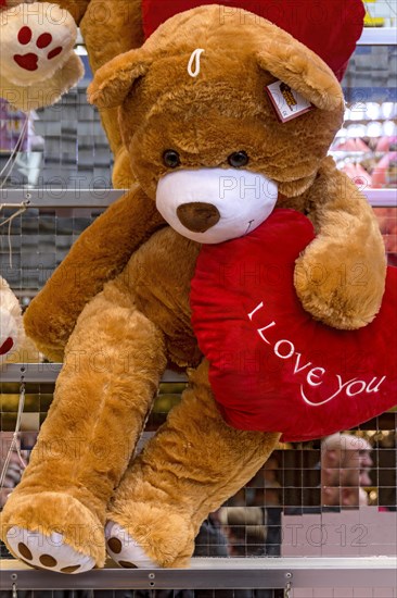 Teddy bear, plush toy with heart, I love you, I love you, prizes, raffle prizes, lucky draw, lottery stand, lottery booth at Kalter Markt, Kaale Määrt, fair, funfair, fairground, Ortenberg, Wetterau, Hesse, Germany, Europe