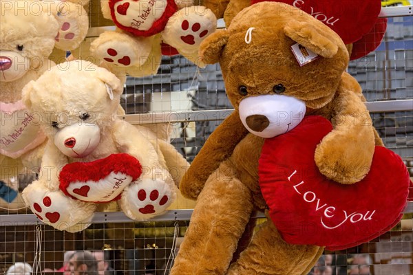 Teddy bears, cuddly toys with heart, I love you, I love you, prizes, raffle prizes, lucky draw, lottery stand, lottery booth at fairground Kalter Markt, Kaale Määrt, funfair, fairground, Ortenberg, Wetterau, Hesse, Germany, Europe