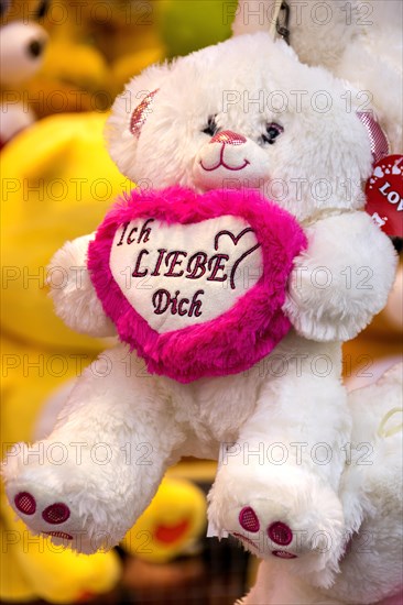 Teddy bear, plush toy with pink heart, I love you, prizes, raffle prizes, lucky draw, lottery stand, lottery booth at Kalter Markt, Kaale Määrt, fair, funfair, fairground, Ortenberg, Wetterau, Hesse, Germany, Europe