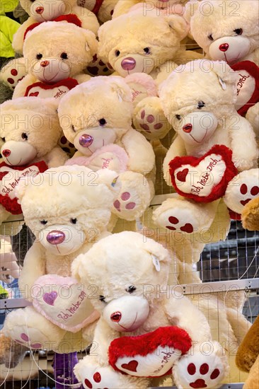 Teddy bears, cuddly toys with heart, I love you, prizes, raffle prizes, lucky draw, lottery stand, lottery booth at fairground Kalter Markt, Kaale Määrt, funfair, fairground, fairground, Ortenberg, Wetterau, Hesse, Germany, Europe