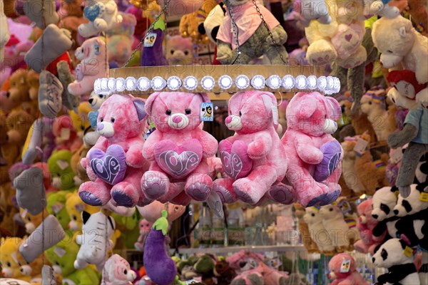 Pink teddy bears, cuddly toys with hearts, dolls, prizes, raffle prizes, lucky draw, lottery stand, lottery booth at Kalter Markt, Kaale Määrt, fair, funfair, fairground, Ortenberg, Wetterau, Hesse, Germany, Europe