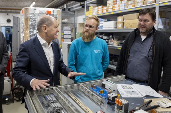 Federal Chancellor Olaf Scholz, SPD, visits the company ST Gebäudetechnik in Potsdam. Here in conversation with employees at a control cabinet. 20.01.2024